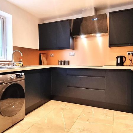 Spacious 6 Bedroom House, 4 Bathrooms, Central, 2 Parking Spaces Swindon Esterno foto