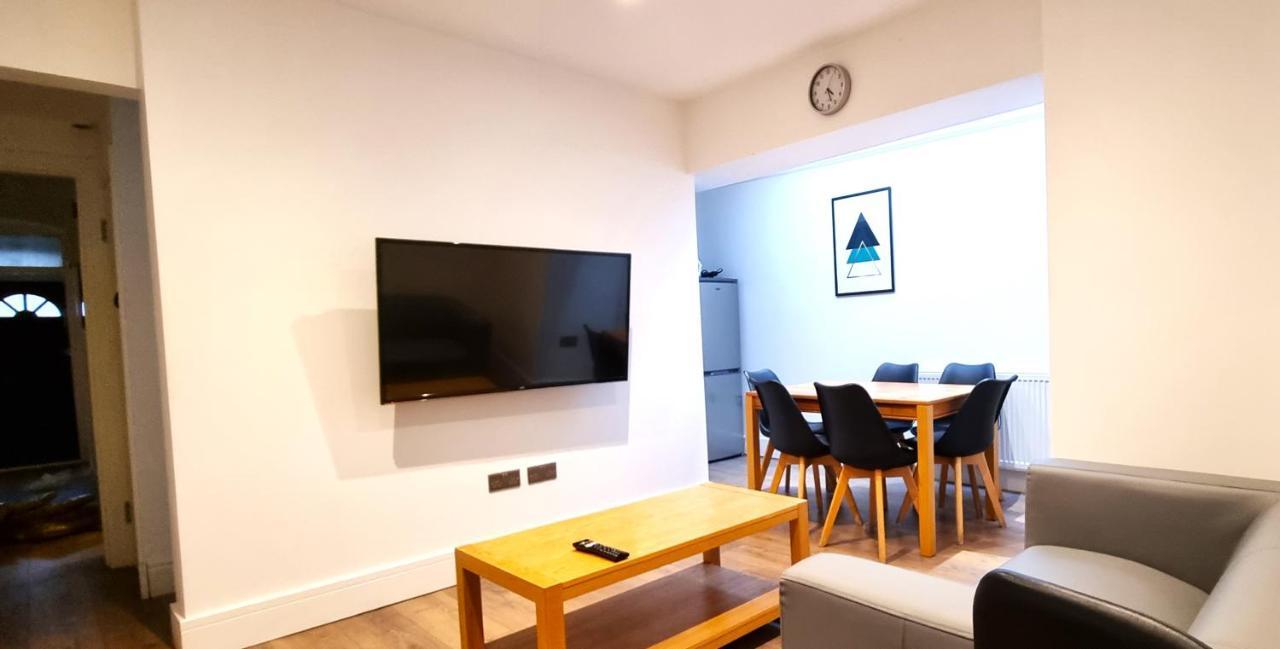 Spacious 6 Bedroom House, 4 Bathrooms, Central, 2 Parking Spaces Swindon Esterno foto