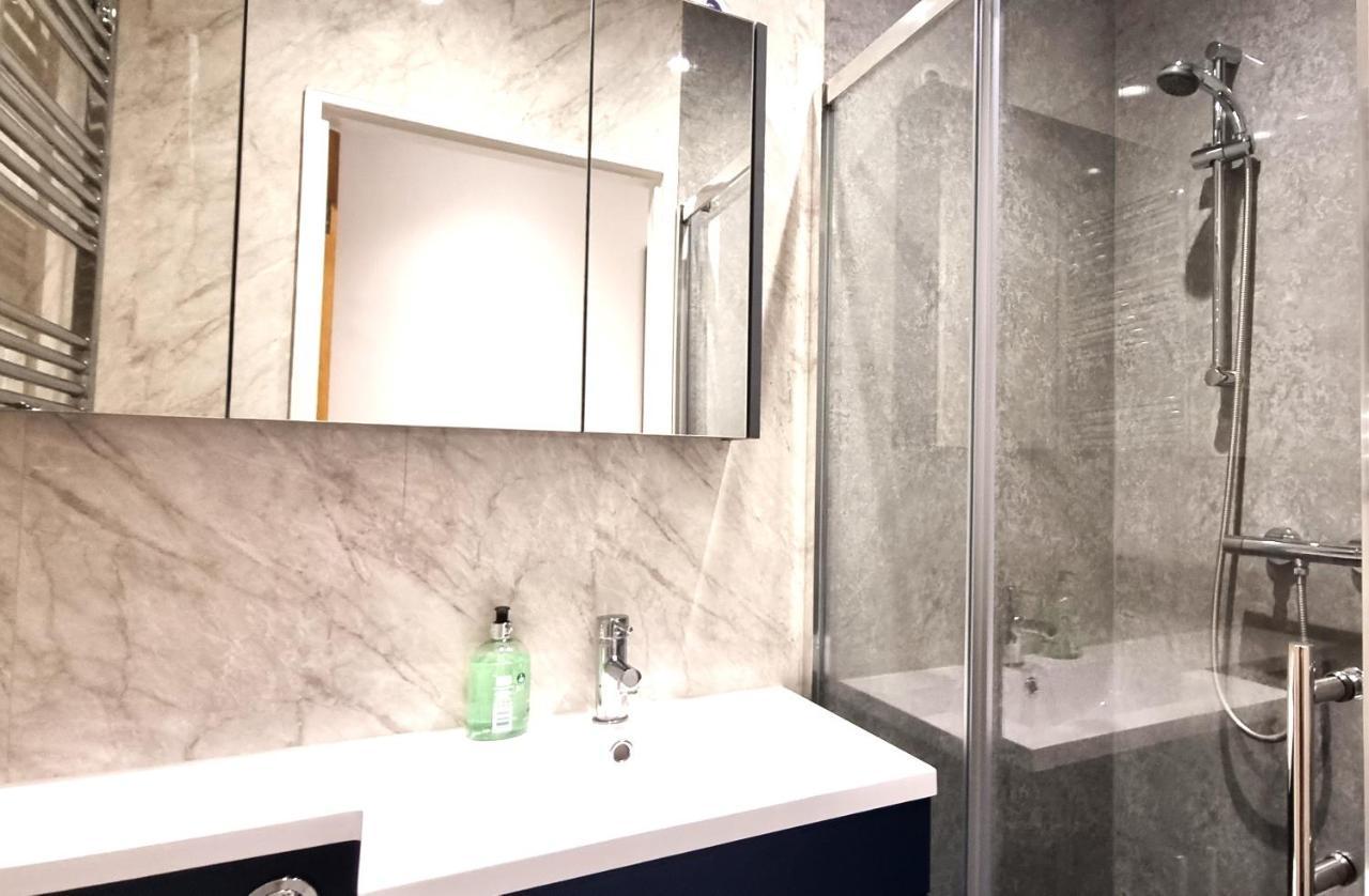 Spacious 6 Bedroom House, 4 Bathrooms, Central, 2 Parking Spaces Swindon Esterno foto