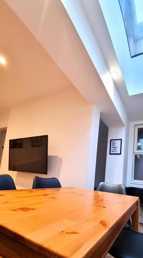 Spacious 6 Bedroom House, 4 Bathrooms, Central, 2 Parking Spaces Swindon Esterno foto