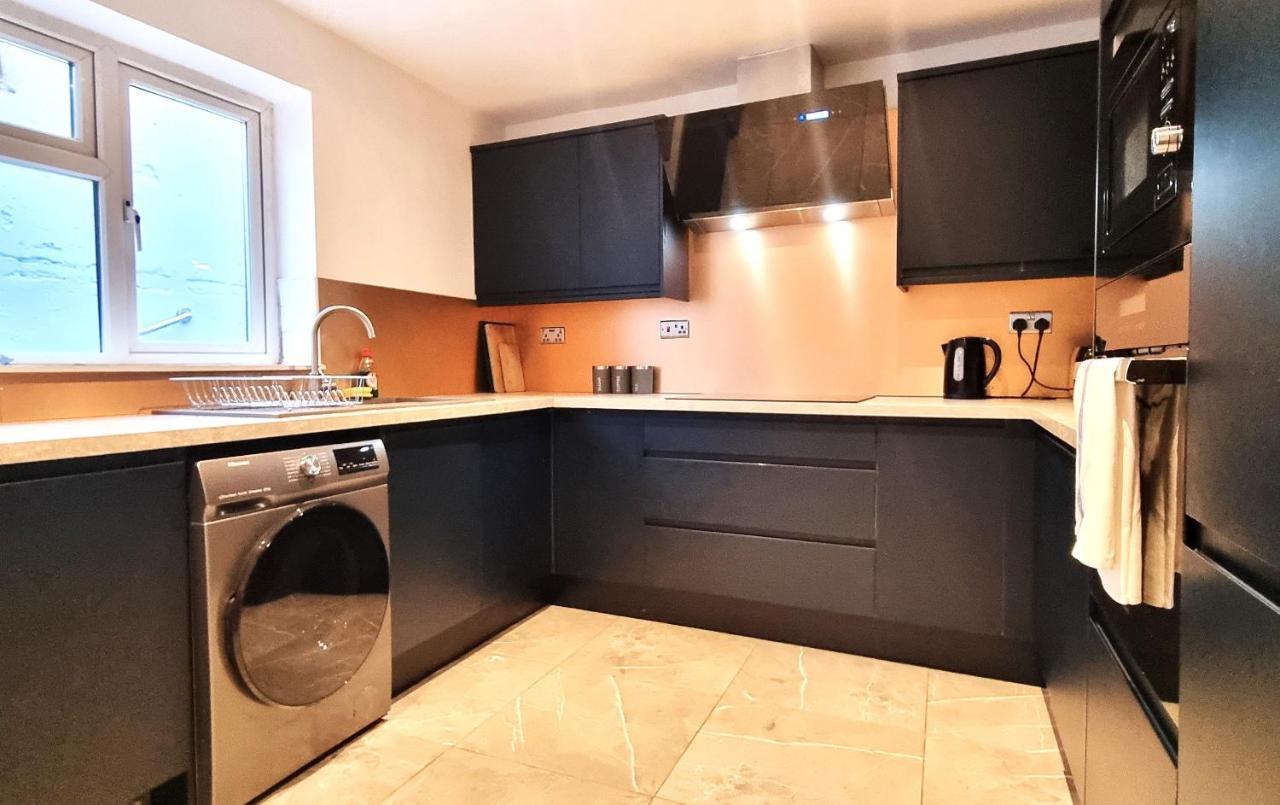 Spacious 6 Bedroom House, 4 Bathrooms, Central, 2 Parking Spaces Swindon Esterno foto