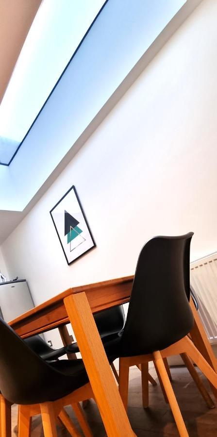 Spacious 6 Bedroom House, 4 Bathrooms, Central, 2 Parking Spaces Swindon Esterno foto
