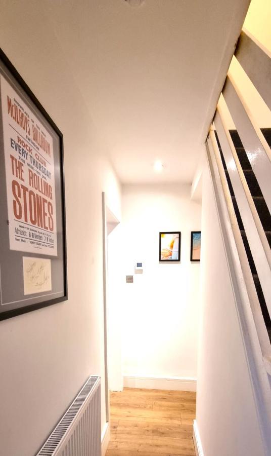 Spacious 6 Bedroom House, 4 Bathrooms, Central, 2 Parking Spaces Swindon Esterno foto