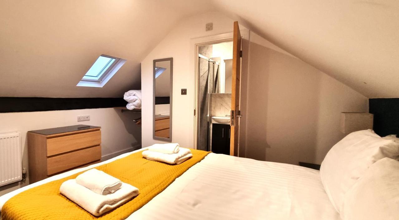 Spacious 6 Bedroom House, 4 Bathrooms, Central, 2 Parking Spaces Swindon Esterno foto